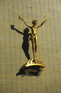 900824 Afbeelding van het, door Leo Brom vervaardigde, beeld Muze van de kunst, op de gevel van de Stadsschouwburg ...